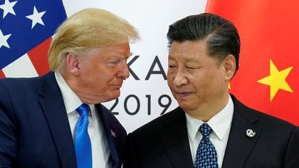 FOTO DE ARCHIVO. El presidente de EEUU, Donald Trump, saluda al presidente de China, Xi Jinping, en Osaka, Japón. 29 de junio de 2019. REUTERS/Kevin Lamarque