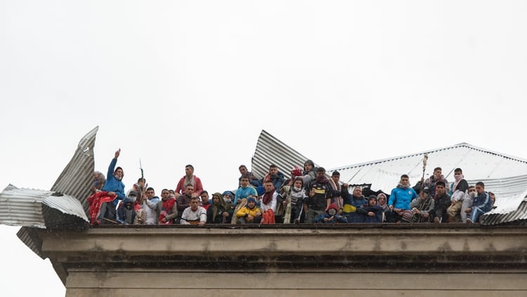 El viernes por la mañana comenzó la revuelta en varios pabellones de la cárcel. Cerca de las cinco de la tarde se firmó un convenio entre autoridades nacionales y delegados de los internos para terminar con el motín (Adrián Escandar)