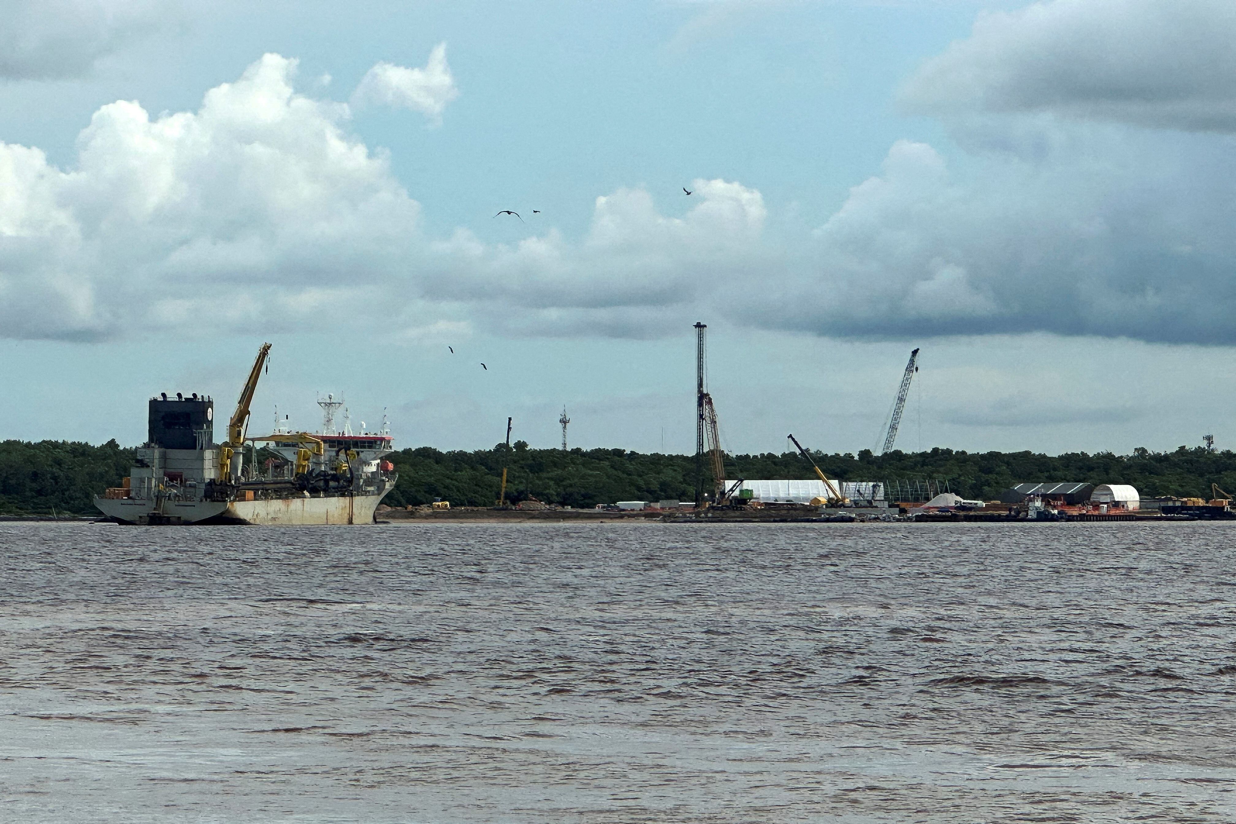 Un barco de apoyo a la industria petrolera es fotografiado en la costa, en Georgetown, Guyana, 28 de junio de 2023.  REUTERS/Sabrina Valle/Archivo