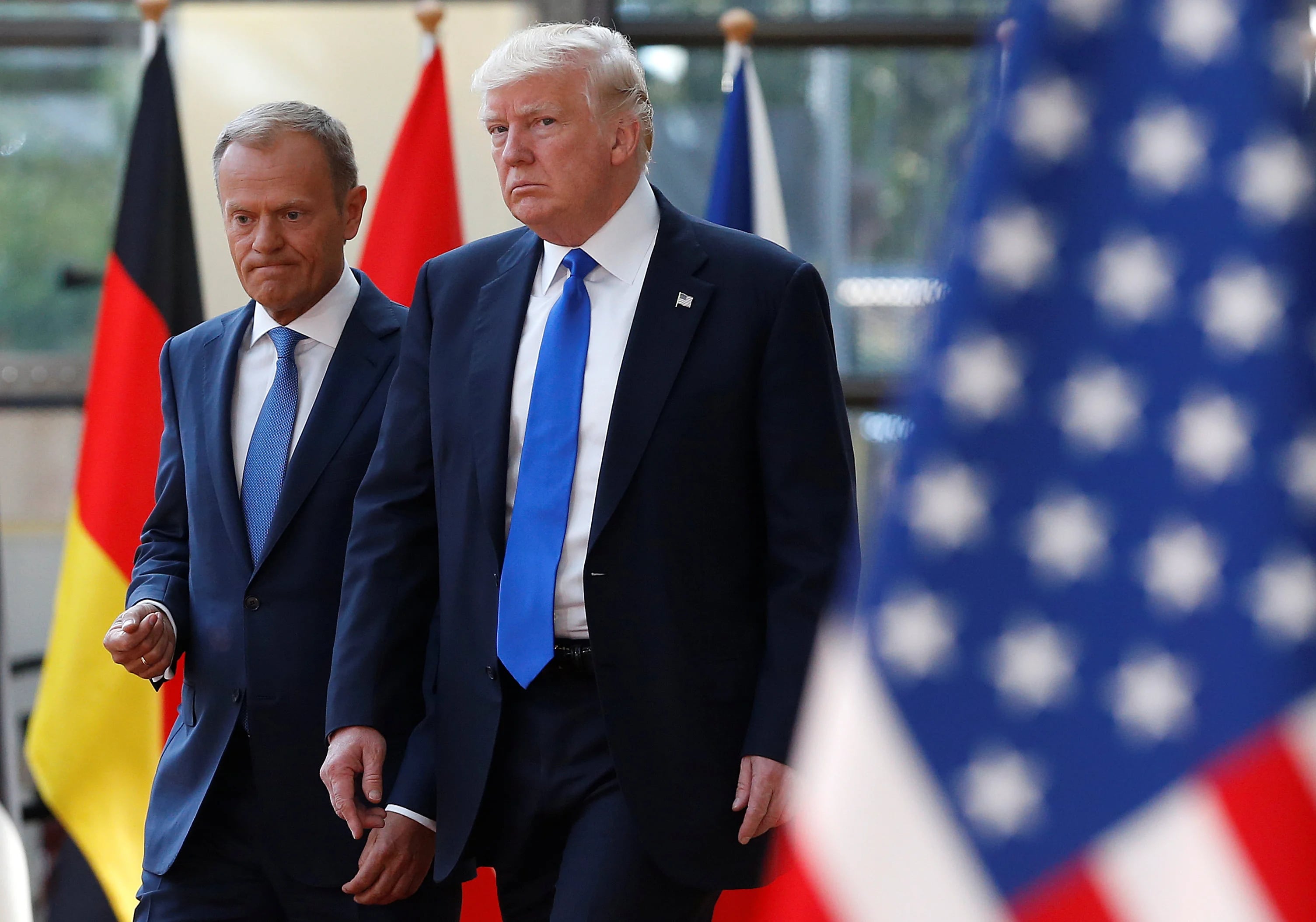 El presidente estadounidense Donald Trump junto al presidente del Consejo Europeo Donald Tus en Bruselas, Bélgica (Reuters)