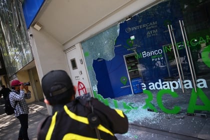 Las sucursales bancarias y tiendas fueron atacadas y como resultados quedaron vidrios rotos y pintas (Foto: Edgard Garrido/ Reuters)