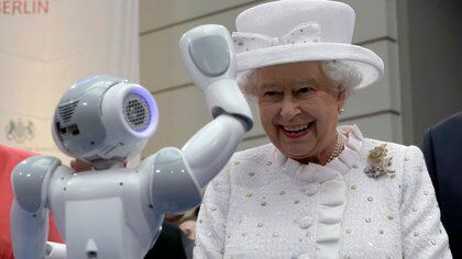 La reina Isabel II le sonríe a un robot de la Universidad Técnica de Berlín