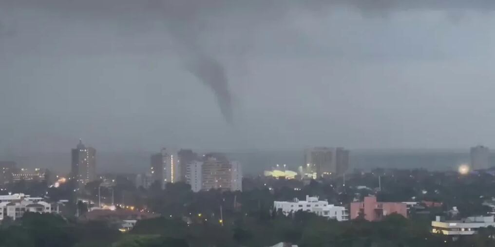 El tornado fue captado en video por varios testigos que vieron c&oacute;mo se acercaba a los barcos de la bah&iacute;a y cruzaba las calles de la ciudad.