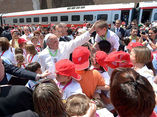 El Papa durante una visita de jóvenes al Vaticano (archivo AFP)
