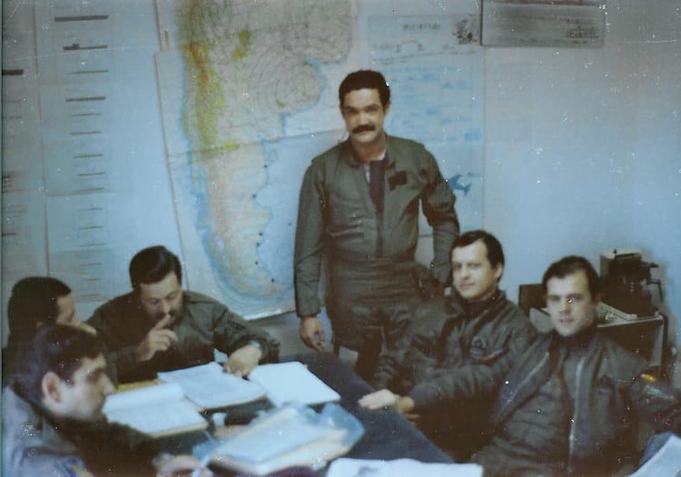 Pilotos de M5 Dagger en la sala de reuniÃ³n de la base antes de emprender las misiones aÃ©reas