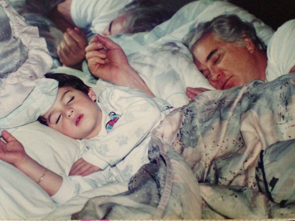 Aldo publicó esta foto de él de niño y al lado de su padre, Rogelio Guerra, el día en que este falleció (Foto: Twitter @aldoguerra92)