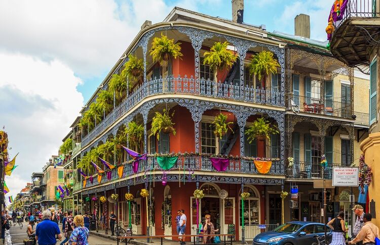 El Barrio Francés de Nueva Orleans es el más antiguo de la ciudad y una de las atracciones más populares del mundo. También es conocido como Vieuz Carre, y tiene un mercado francés al aire libre, así como la famosa Jackson Square y la calle Bourbon, conocida por los letreros de neón y el jazz en vivo