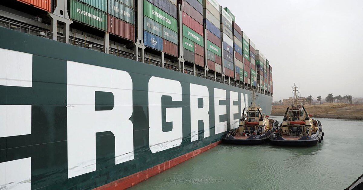 La Autoridad del Canal de Suez ha suspendido la navegación del barco varado