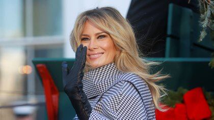 U.S. first lady Melania Trump departs after welcoming the arrival of the White House Christmas Tree  outside the White House in Washington, U.S., November 23, 2020. REUTERS/Hannah McKay