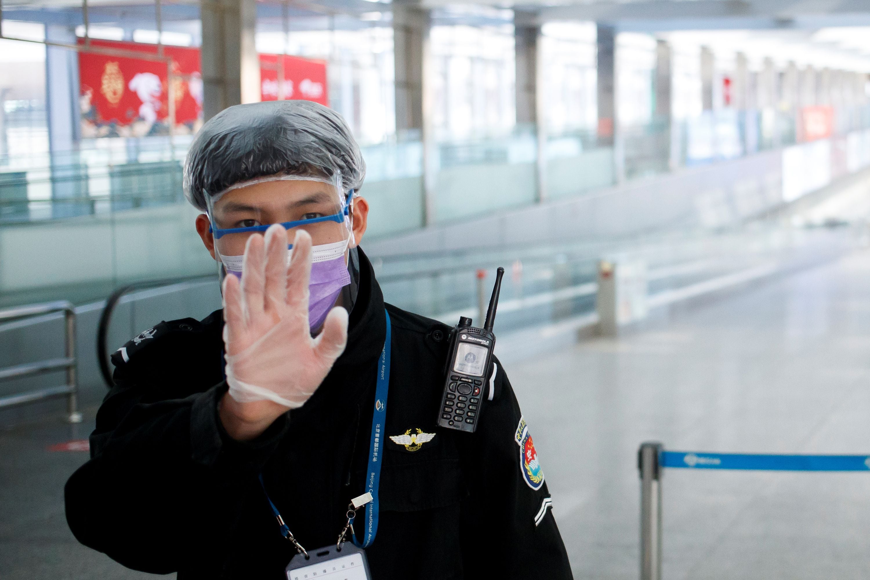 Personal de seguridad en el aeropuerto de Beijing (REUTERS/Thomas Peter)