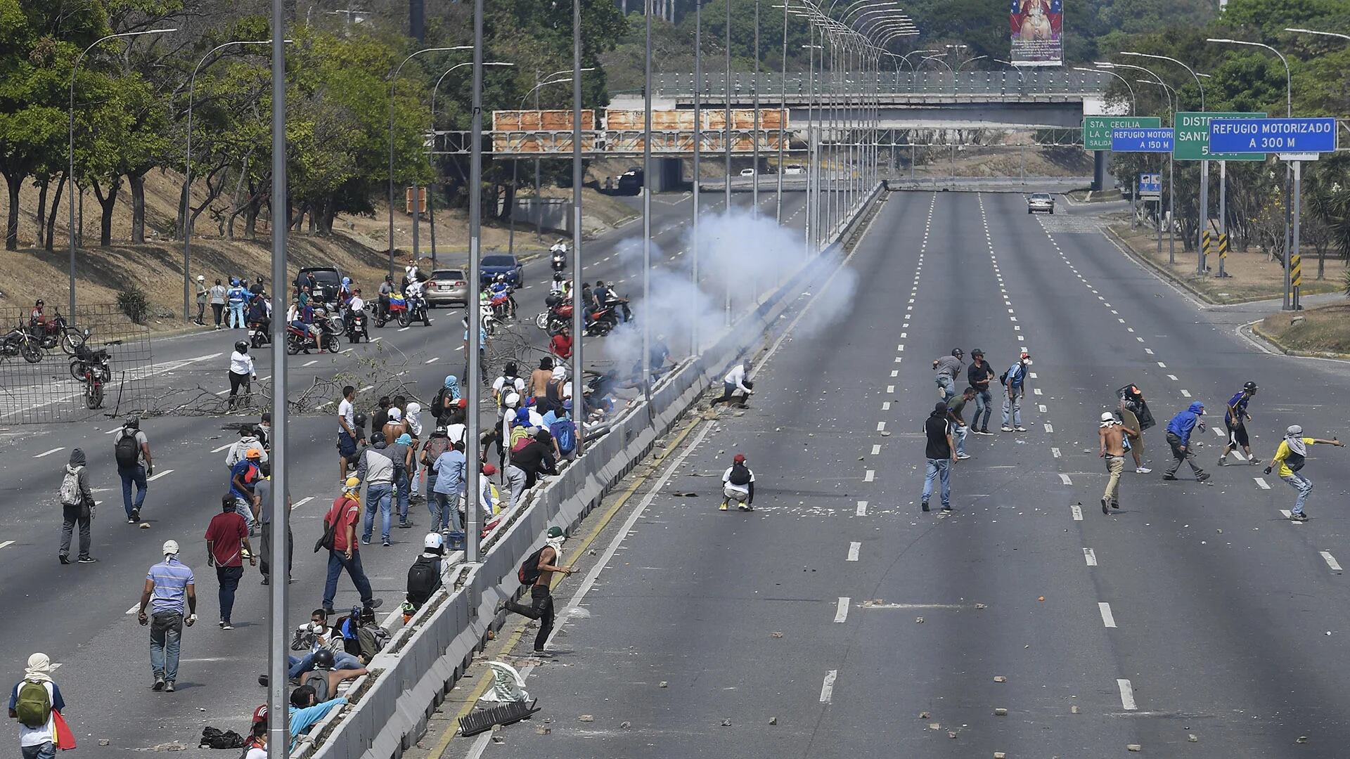 Las fuerzas del régimen de Maduro lanzaron gases lacrimógenos contra los manifestantes en Caracas (Federico PARRA / AFP)
