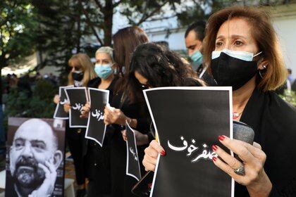 Un grupo de activistas y amigos de Lokman Slim durante su funeral. Muestran carteles donde se puede leer en árabe "Cero Miedo", una frase que repetía el disidente. REUTERS/Mohamed Azakir