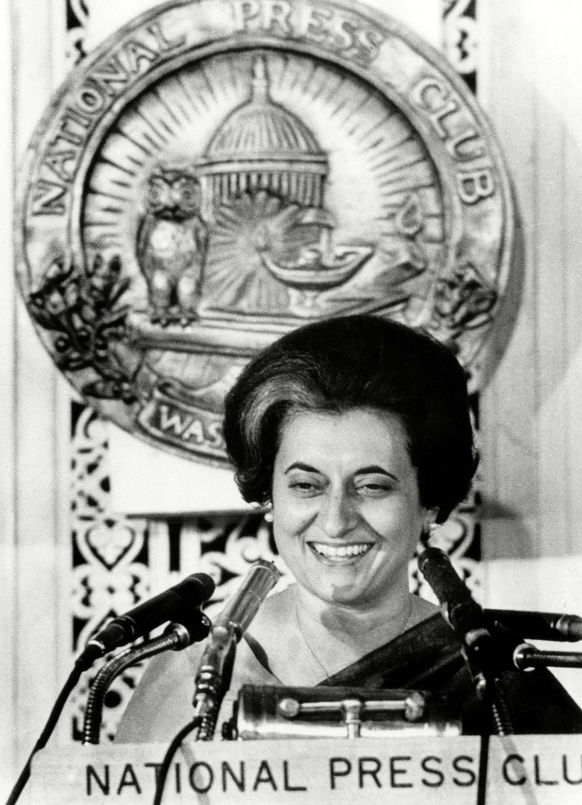 Indira Ghandi al hablar en un almuerzo en el National Press Club de Washington, el 29 de marzo de 1966