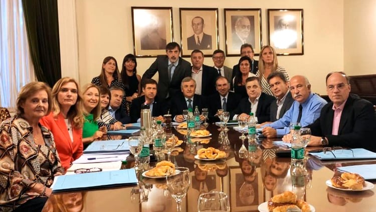 Gerardo Morales, junto a Luis Naidenoff, Mario Negri, Patricia Bullrich y Alfredo Cornejo, junto a otros legisladores y dirigentes de JxC.