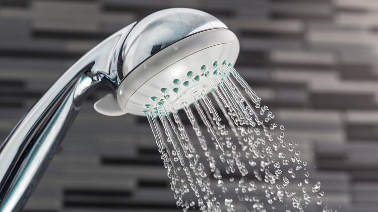 Al momento de ducharse abrir primero el agua fría y después regular con el agua caliente (iStock)