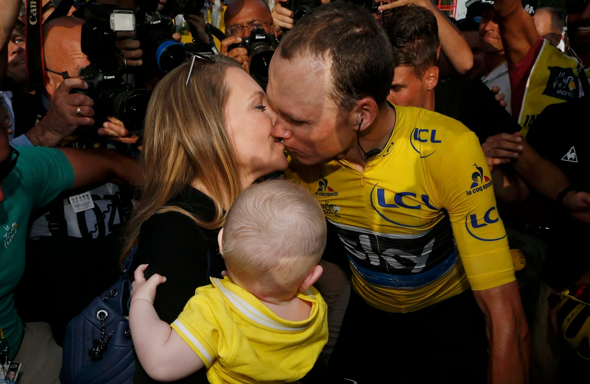 Chris Froome junto a su esposa y a su hijo tras llegar a la meta (Reuters)