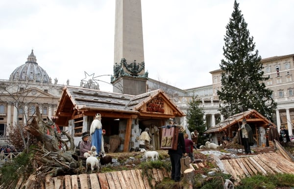 Vista general del árbol navideño y del pesebre del Vaticano