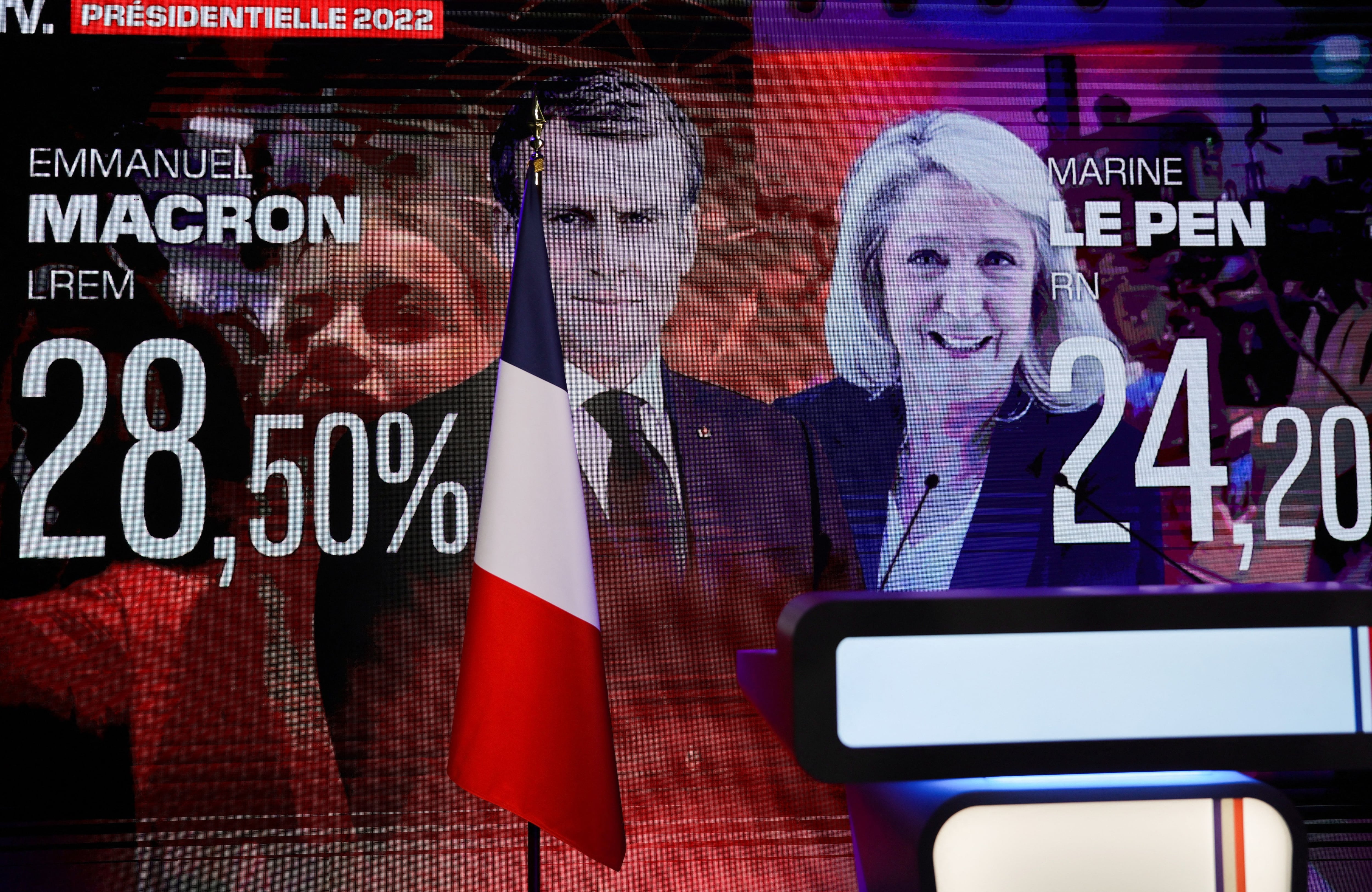 Se ven los resultados de las elecciones con los dos candidatos para la segunda vuelta en las elecciones presidenciales francesas de 2022 (REUTERS/Pascal Rossignol)