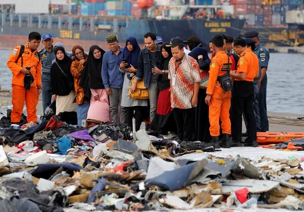 Familiares de los pasajeros frente a las pertenencias de las vÃ­ctimas en el puerto de Tanjung Priok en Jakarta, Indonesia (REUTERS/Beawiharta)