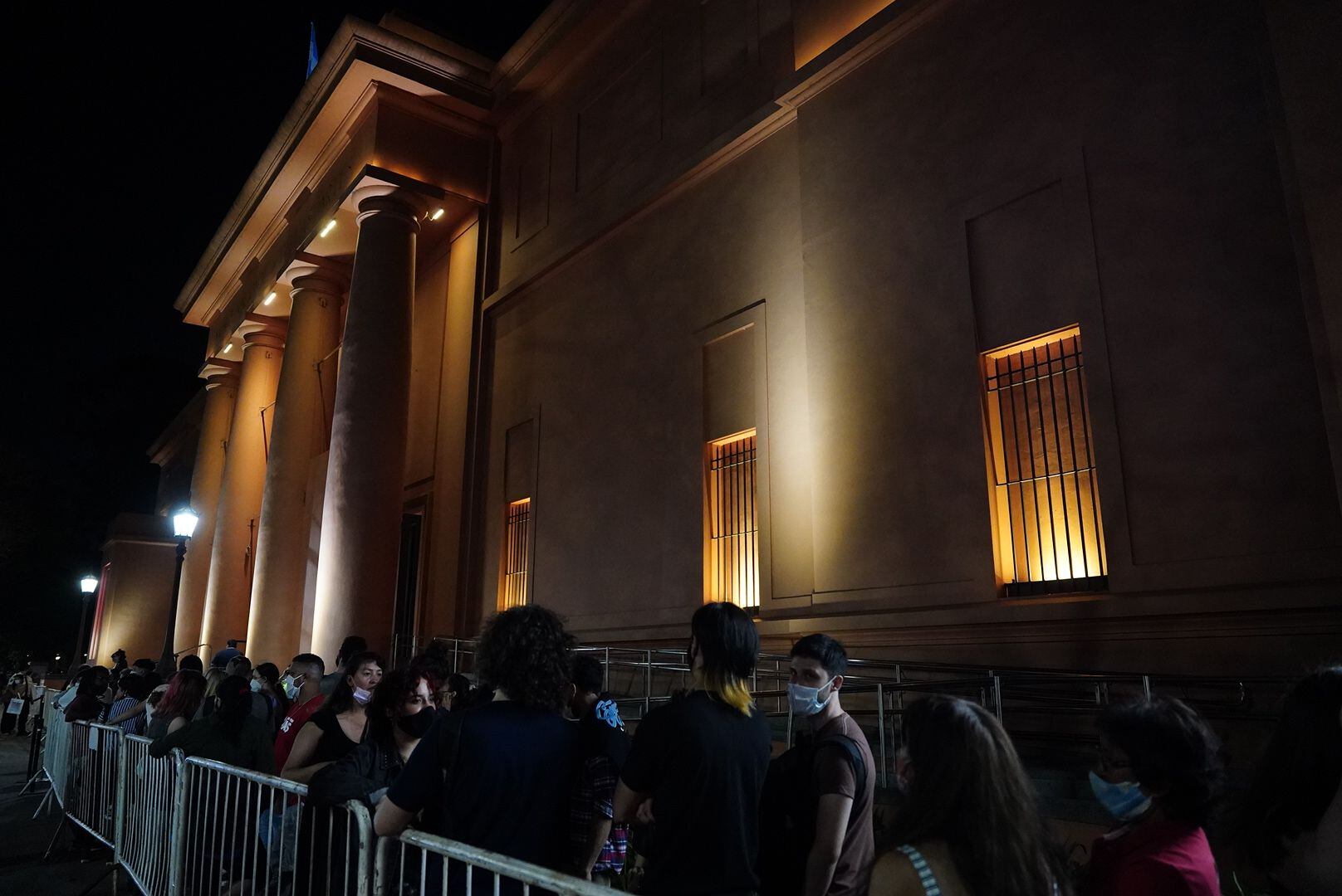 Es un momento de celebración en el que los museos, edificios emblemáticos y espacios culturales abren sus puertas en horario no habitual y de manera gratuita (Foto: Franco Fafasuli)