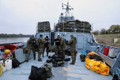 Buzos de la Armada del 12 ° Escuadrón Buscaminas de la 8 ° Flotilla de Defensa Costera participan en una operación para desactivar la bomba Tallboy sin detonar de la Segunda Guerra Mundial (Reuters)