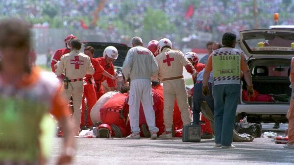 Los médicos trabajando contrarreloj para salvar la vida de Senna: ya era tarde