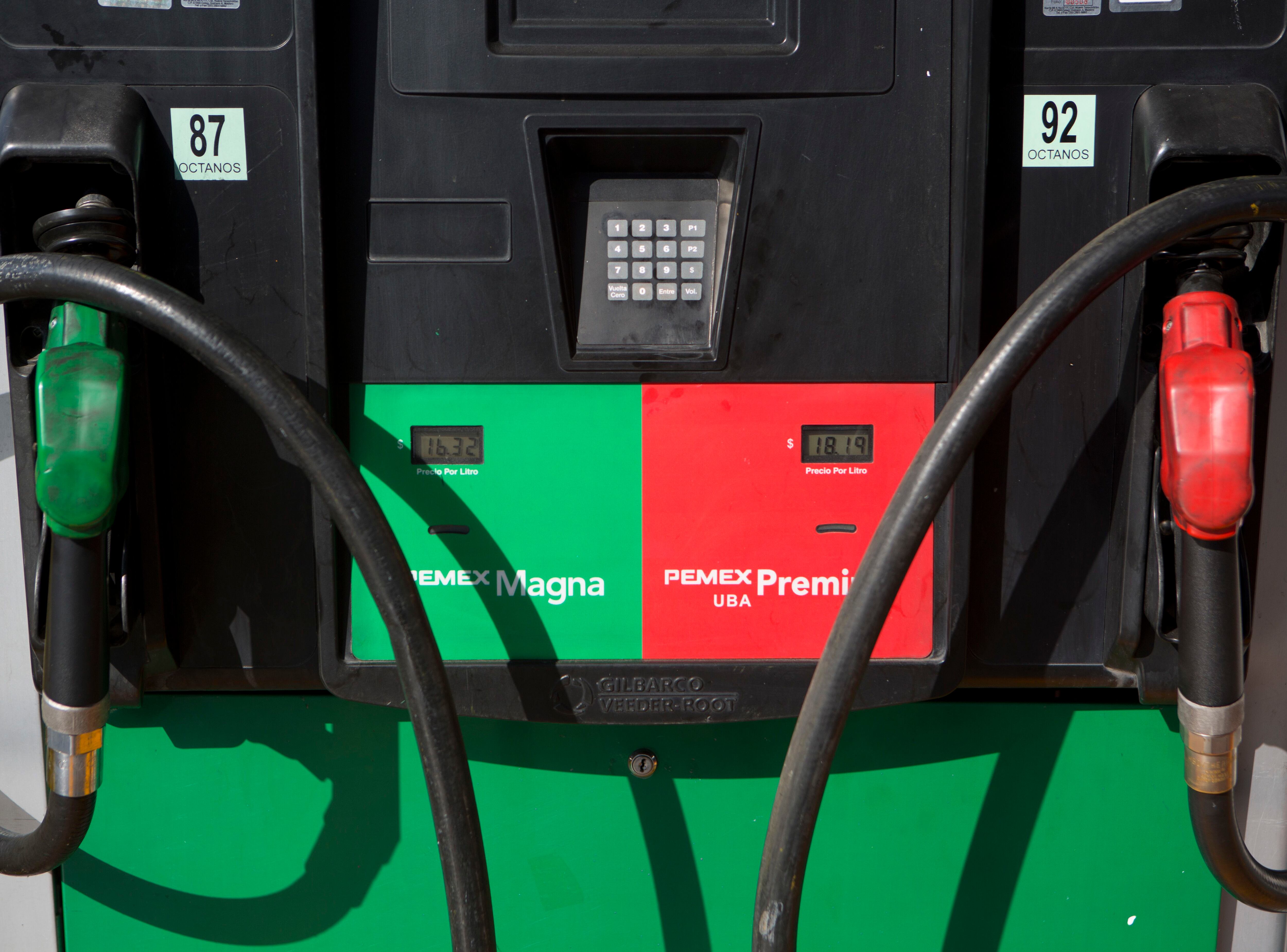 La gasolina tendrá una baja en el precio durante marzo 
(Foto AP/Rebecca Blackwell, Archivo)