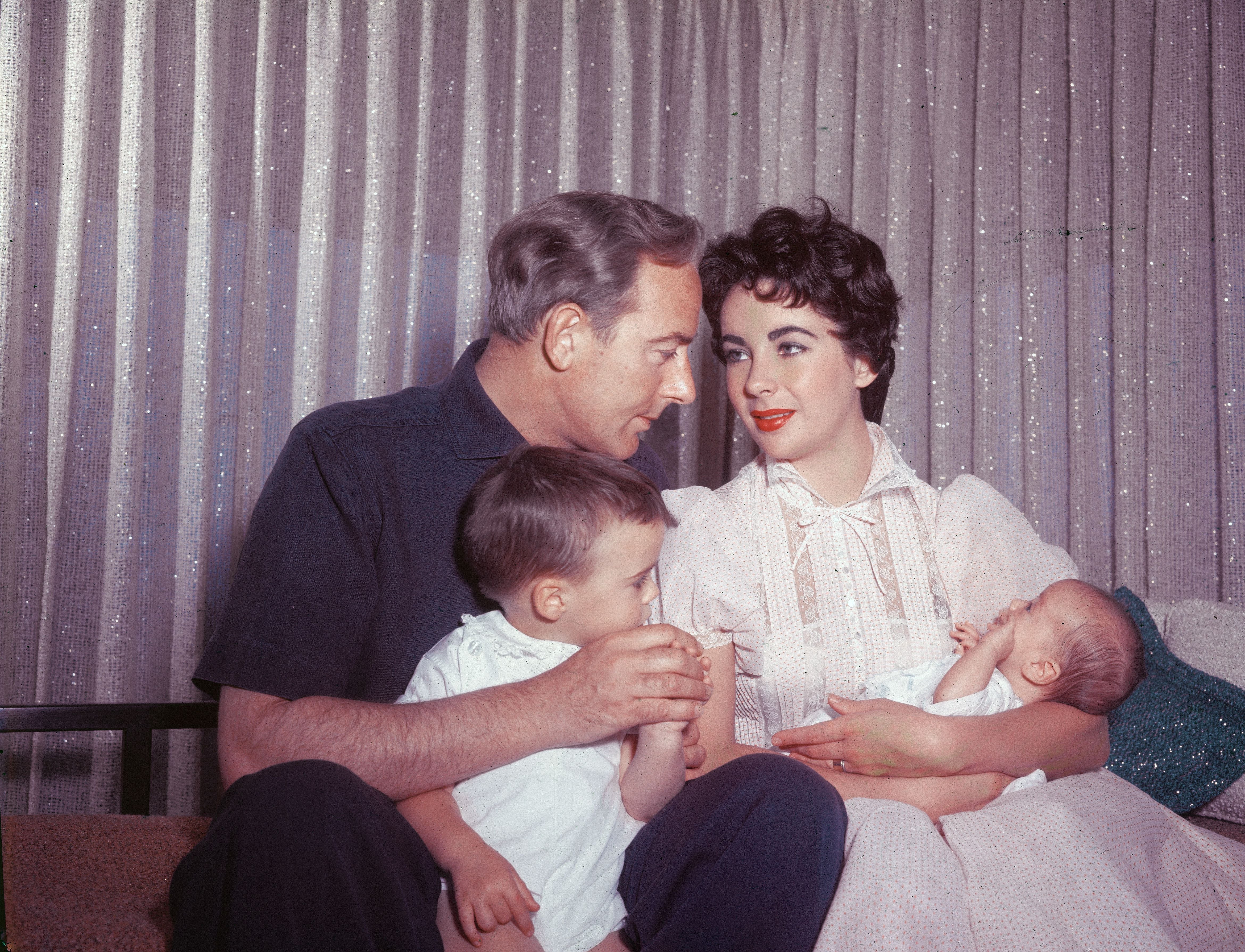 Elizabeth Taylor con su marido Michael Wilding y sus hijos, Michael Jr  y el recién nacido Christopher. (Photo by Hulton Archive/Getty Images)