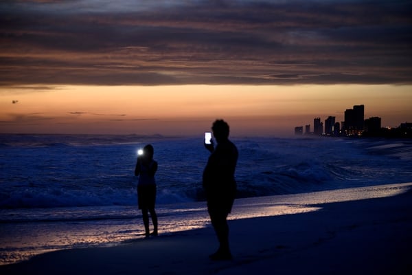 Personas en la playa de Panama City Beach, antes de la llegada del huracÃ¡n (AFP / Brendan Smialowski)