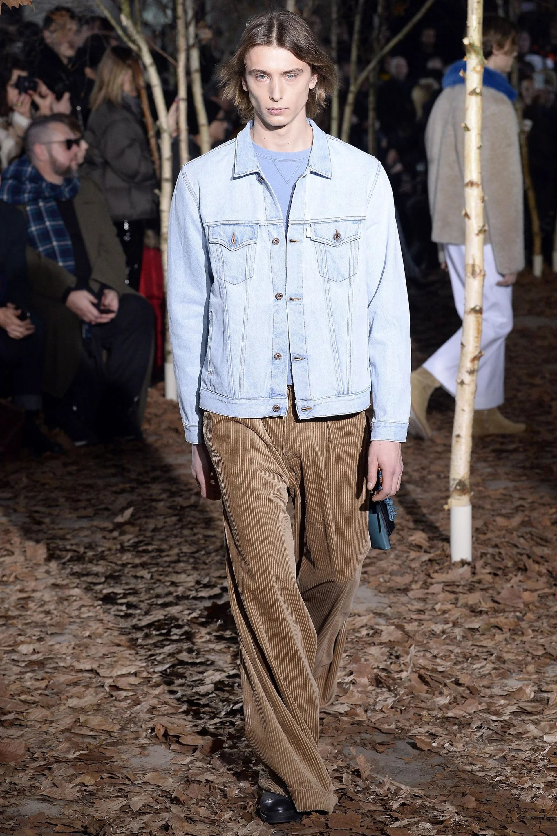 Para un look más casual y trendy, combinando con denim, el pantalón ‘relaxed’ fue presentado por Off White en beige.