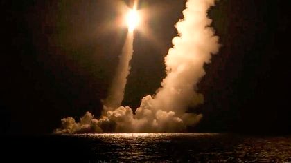 Misiles balísticos intercontinentales disparados desde el submarino nuclear Vladimir Monomakh desde el mar de Okhotsk (Ministerio de Defensa de Rusia a través de AP)