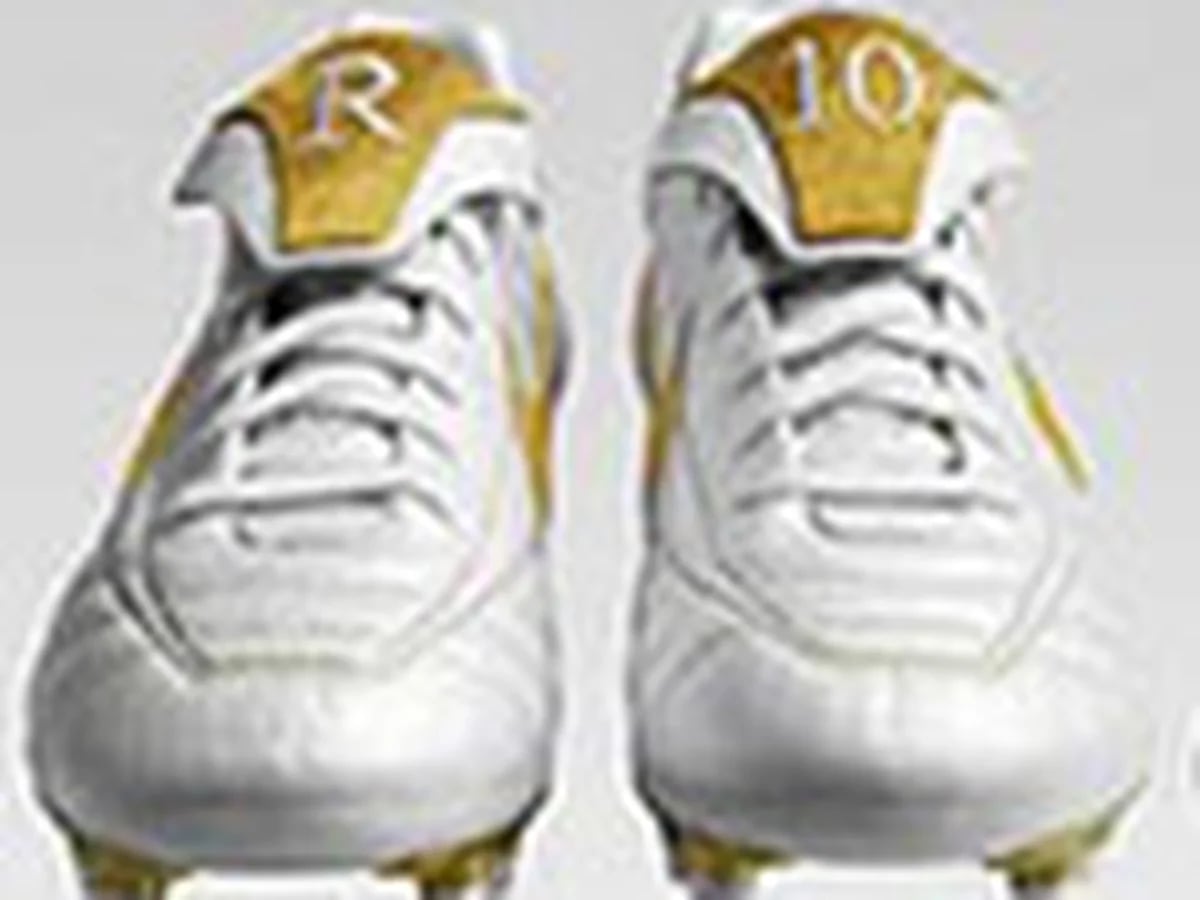 El pie Ronaldinho botines de oro 24 kilates - Infobae