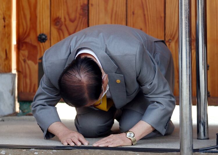 Lee Man-hee se arrodilla para rezar como hacen habitualmente los fieles de la iglesia Shincheonji (Yonhap via REUTERS)