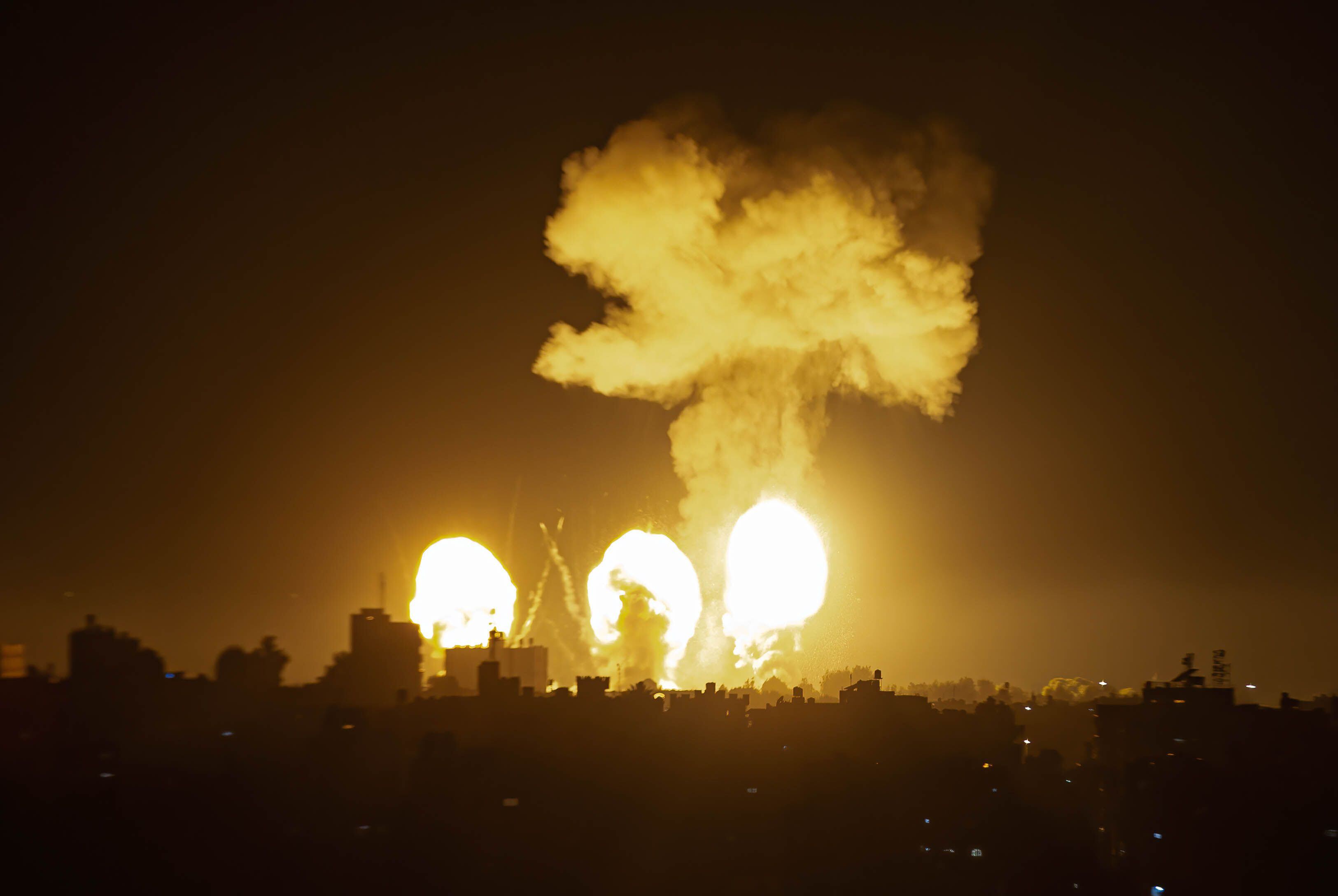 Israel bombardeó posiciones estratégicas del ejército sirio en respuesta a los cohetes lanzados por aliados de Hezbollah