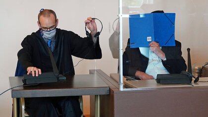 Bruno Dey, con el rostro cubierto, mientras su abogado habla en el juicio (Jonas KLUETER / POOL / AFP)