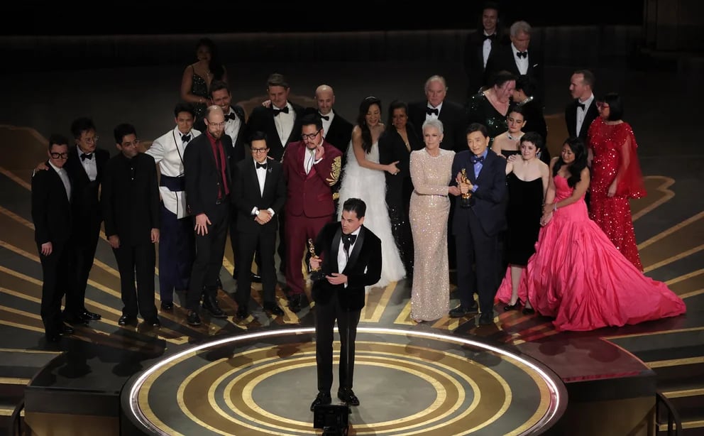 Daniel Kwan, Daniel Scheinert y Jonathan Wang ganaron el Oscar a Mejor Película con Everything Everywhere All at Once, su título original (REUTERS/Carlos Barria)