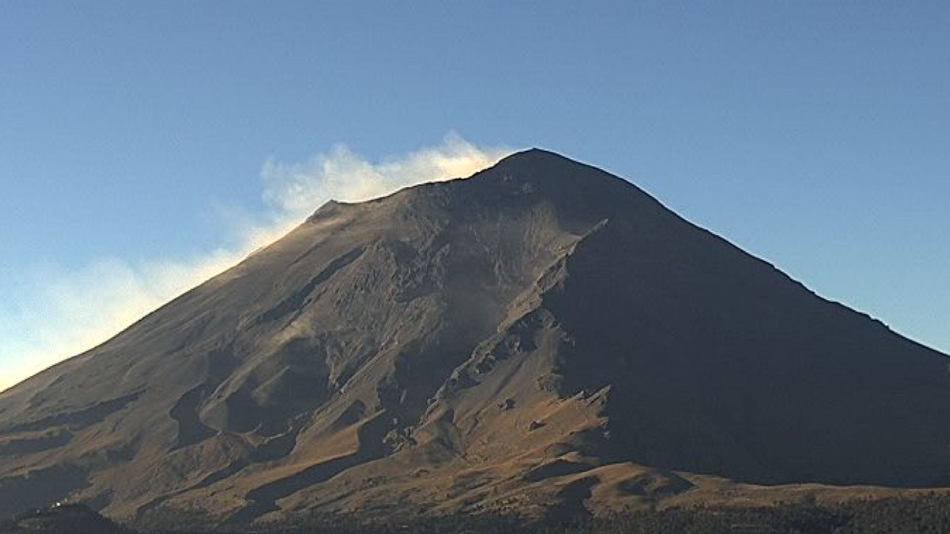 Foto del volcán Popocatépetl con una ligera exhalación la mañana de este miércoles 27 de marzo