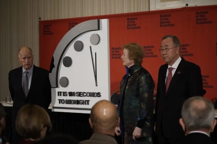 Edmund G Brown, Mary Robinson y Ban Ki-moon durante la conferencia de prensa en Washington DC con el Reloj del Apocalipsis, que se ha acercado más a la medianoche que nunca (Fotografía: Boletín de los científicos atómicos)