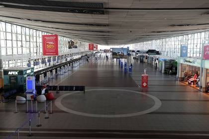 Aeropuertos vacíos, otra imagen del mundo en cuarentena por la pandemia.