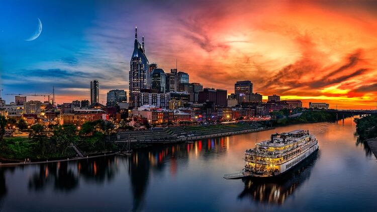 Nashville es la capital del estado de Tennessee, en los Estados Unidos, y la sede administrativa del condado de Davidson. Es la segunda ciudad más poblada del estado. La vida nocturna de la ciudad es una mezcla de whisky, baile e increíble música en vivo
