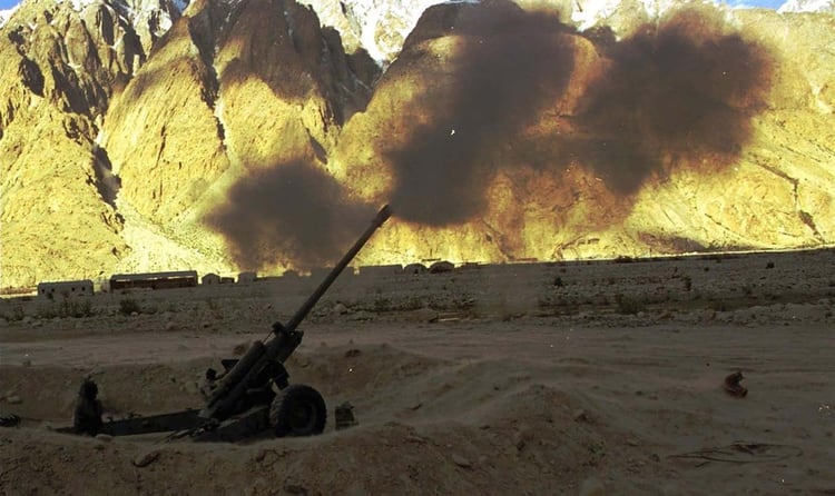 En esta foto de archivo del 11 de junio de 1998, los soldados indios disparan proyectiles de artillería contra los puestos paquistaníes (AP Photo/Aijaz Rahi, File)