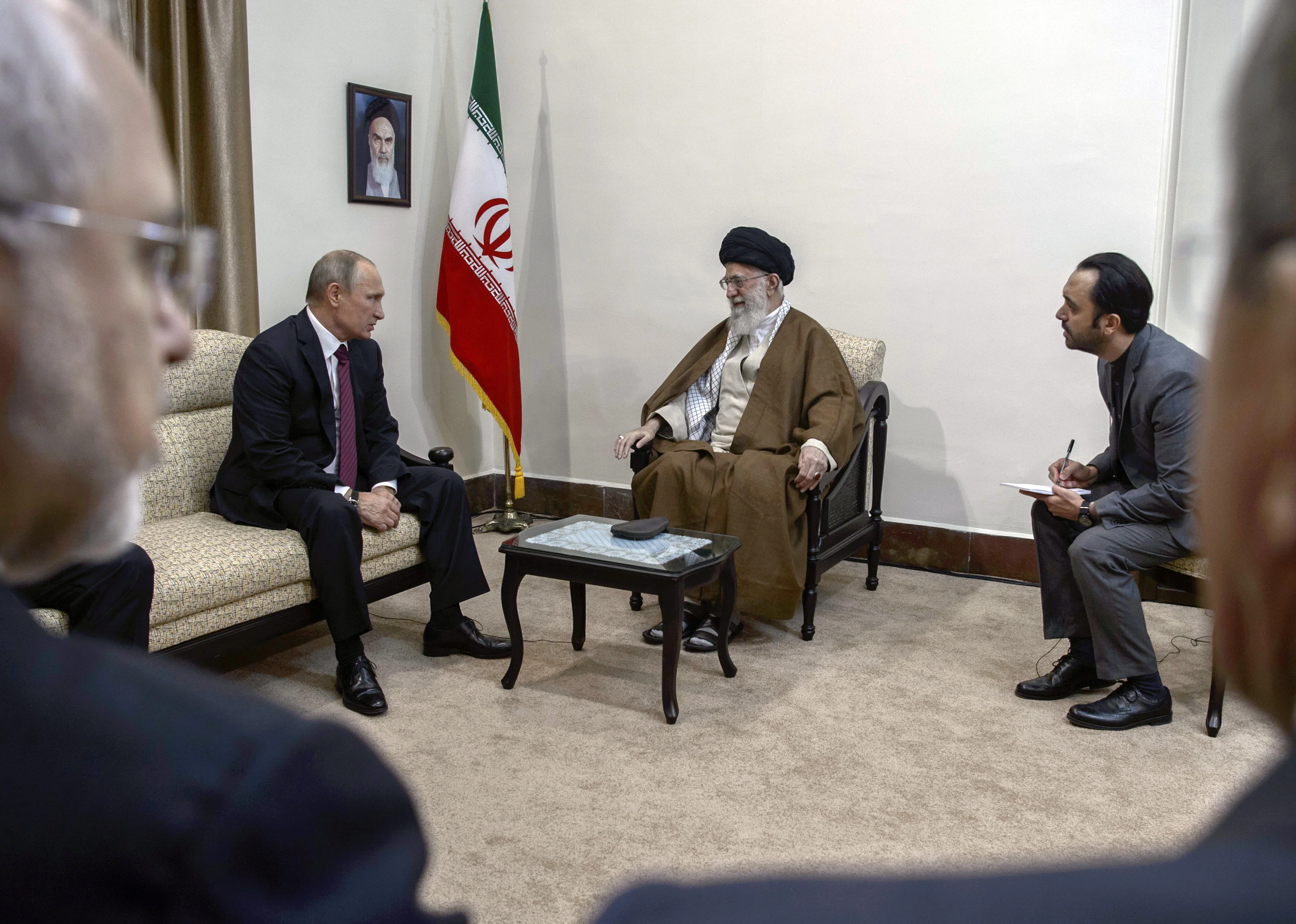 El presidente ruso Vladimir Putin durante un encuentro con el líder supremo iraní, el ayatollah Alí Khamenei en Teherán, Irán, el 1 de noviembre de 2017 (Sputnik/Dmitry Azarov/Pool a través de REUTERS)