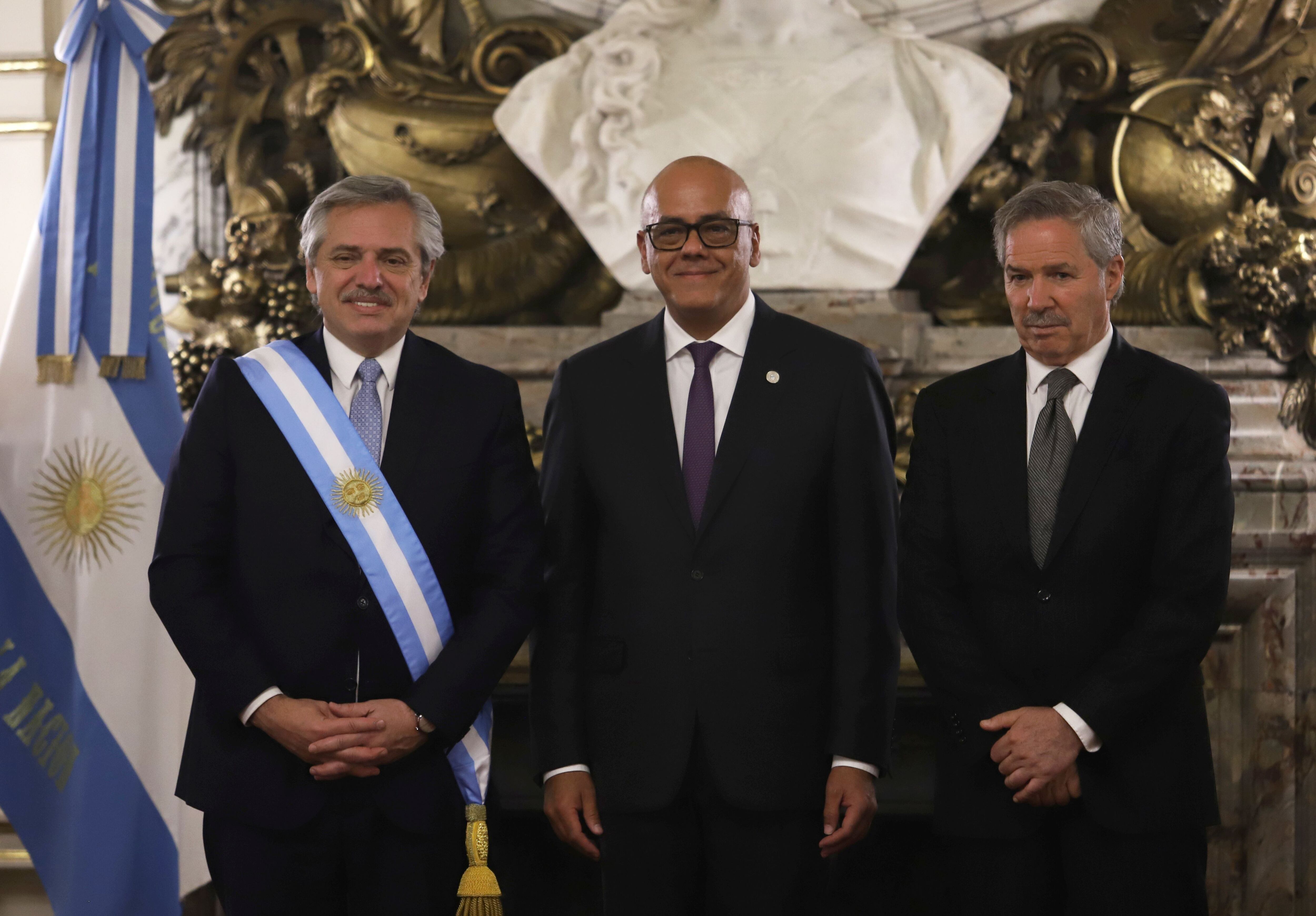 El presidente Alberto Fernández junto al ministro de Comunicaciones de Venezuela, Jorge Rodríguez, y el canciller Felipe Solá