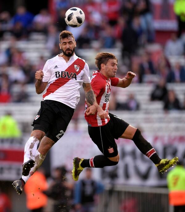 Lucas Pratto pelea una pelota en el aire (Foto: Télam)