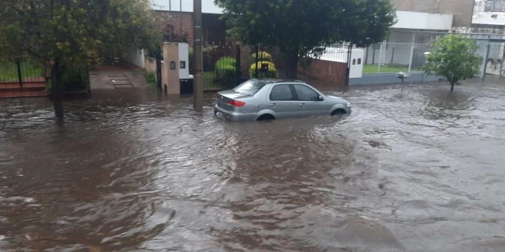 Una fuerte tormenta causó destrozos en Córdoba: calles inundadas y barrios enteros sin luz