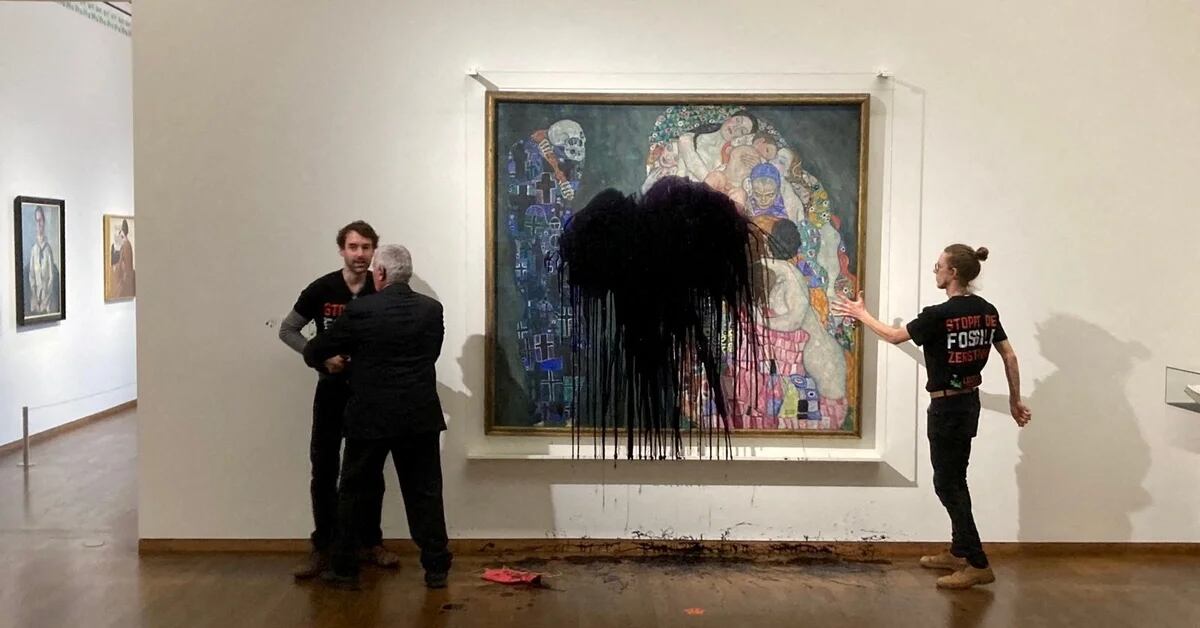 Gli attivisti per il clima hanno lanciato liquido nero contro un dipinto di Klimt in un museo di Vienna