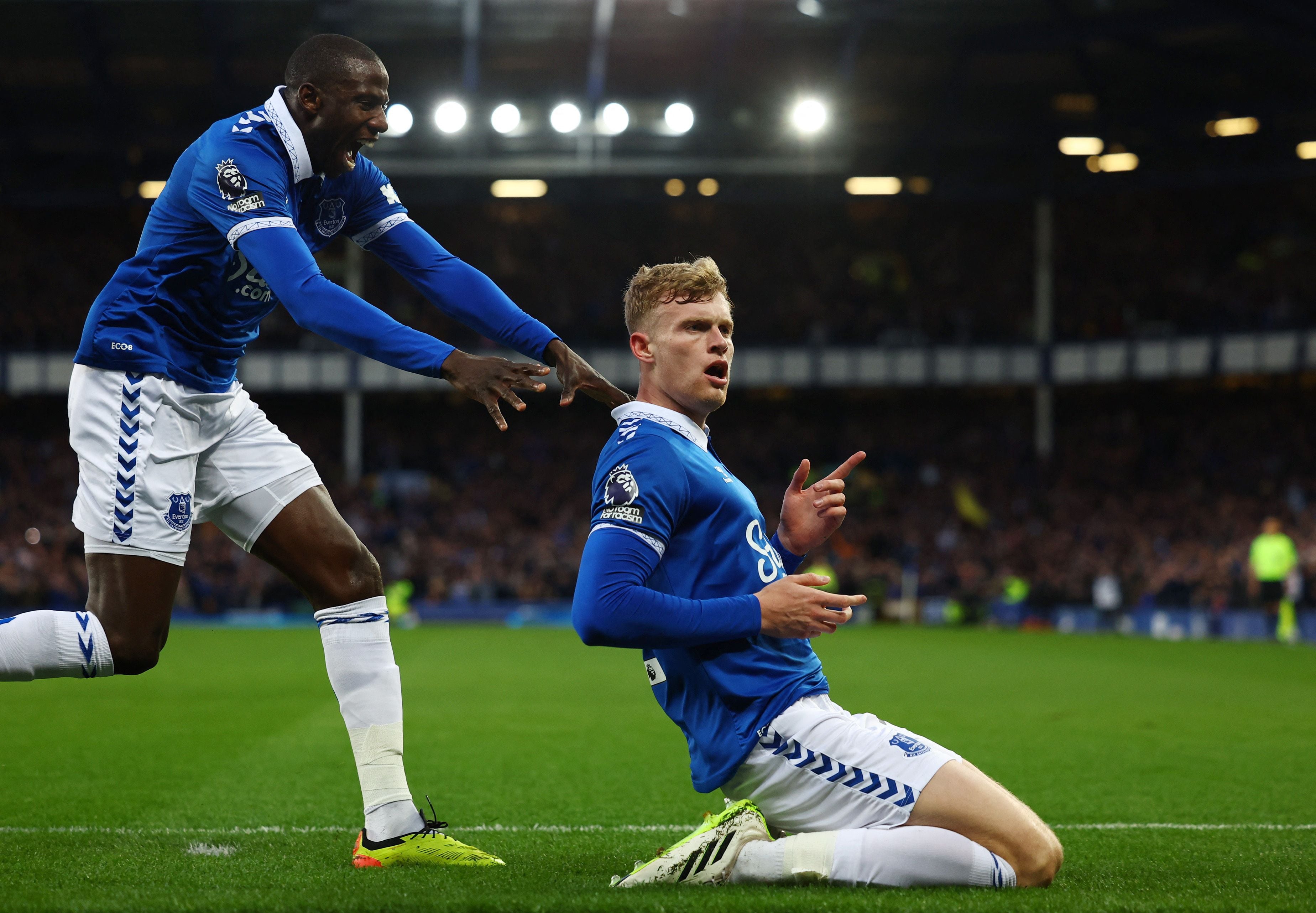 Fútbol - Liga Premier - Everton v Liverpool - Goodison Park, Liverpool, Bretaña - abril 24, 2024 Everton's Jarrad Branthwaite celebrates scoring their first goal with Abdoulaye Doucoure Action Images via Reuters/Lee Smith NO USE WITH UNAUTHORIZED AUDIO, VÍDEO, DATA, FIXTURE LISTS, CLUB/LEAGUE LOGOS OR 'LIVE' SERVICES. ONLINE IN-MATCH USE LIMITED TO 45 IMAGES, NO VIDEO EMULATION. NO USE IN BETTING, GAMES OR SINGLE CLUB/LEAGUE/PLAYER PUBLICATIONS.