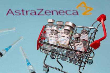 La vacuna de AstraZeneca/Oxford avanza hacia la etapa final del suministro de 22,4 millones de dosis de vacunas para Argentina y de 150 millones de dosis para la región (REUTERS)
