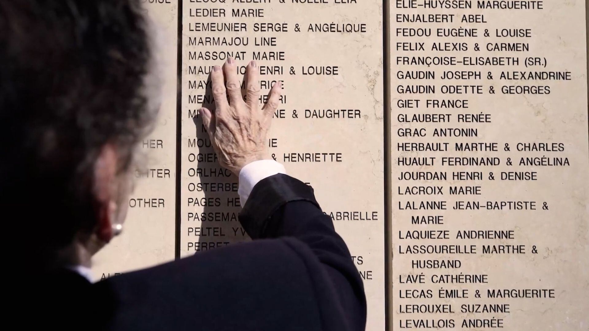 Goldberg se disculpó en una nota publicada en Twitter y el martes inició su programa ofreciendo otra disculpa.