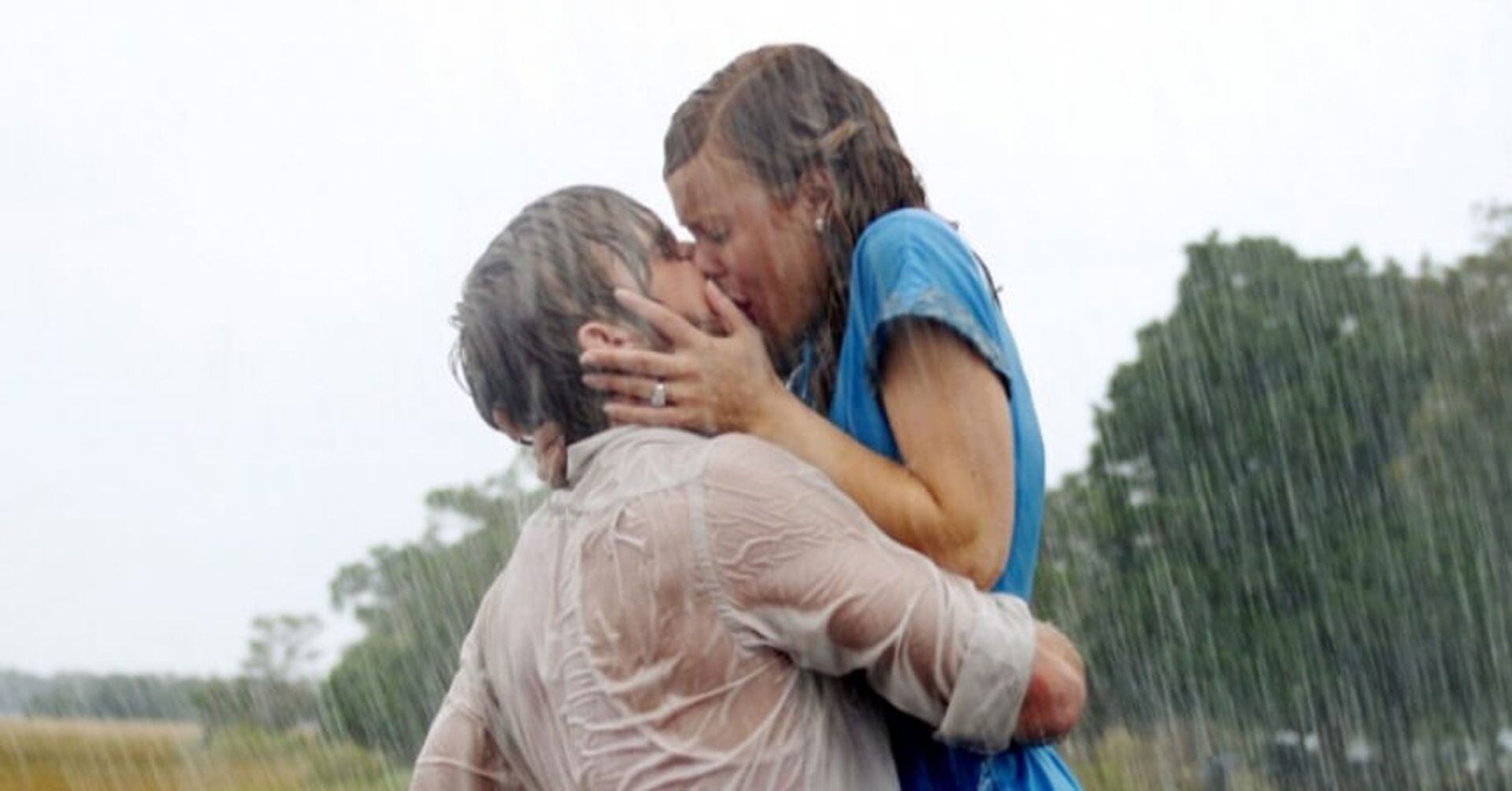 El memorable beso de Ryan Gosling y Rachel McAdams en Diario de una Pasión